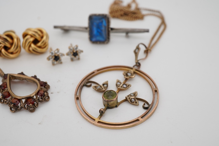 A collection of jewels, comprising: a pair of 9ct gold knot ear studs, diameter 11mm each, post fittings, British hallmarks, combined gross weight approximately 2.5 grams; an Edwardian peridot and seed pearl pendant moun